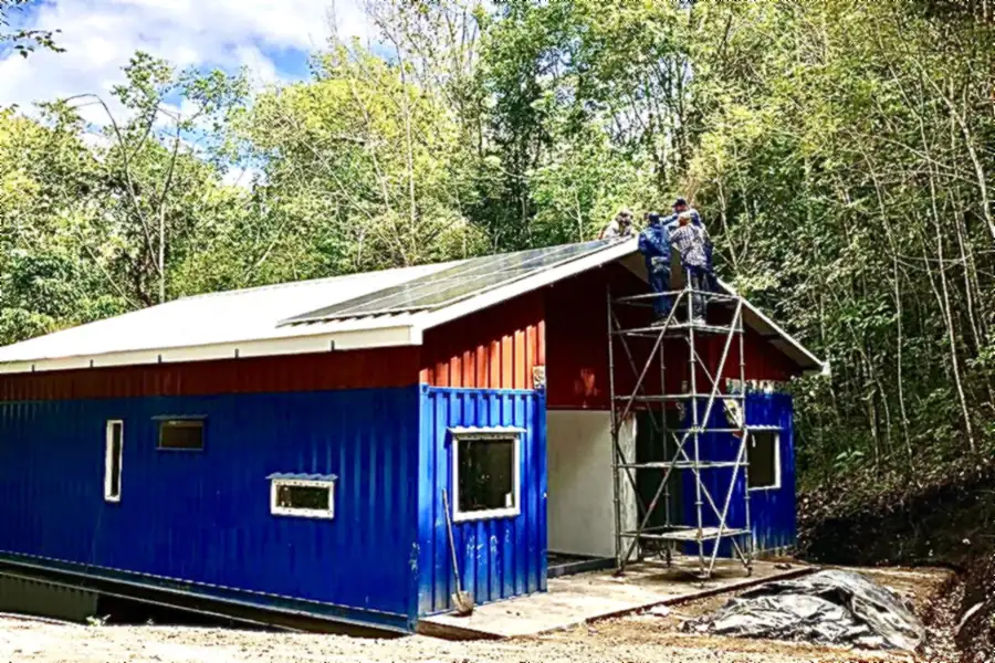 Equipo de Xué Energía instalando paneles solares sobre el techo de una vivienda rural