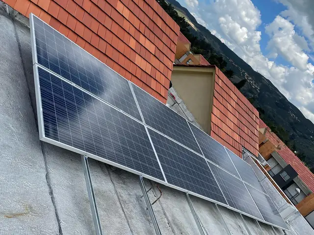 Paneles solares montados sobre estructura metálica en una cubierta plana