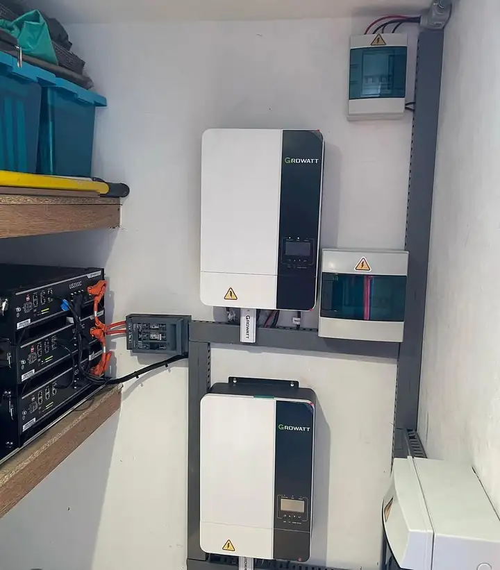Dos inversores solares, un banco de baterías de litio y tableros de protección instalados por Xué Energía