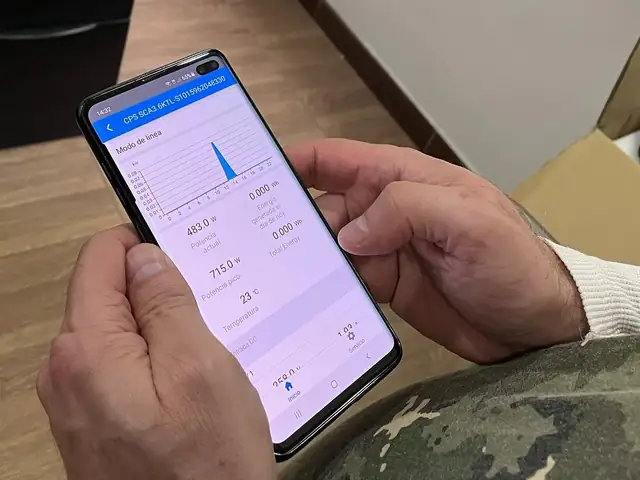 Aplicación en el celular mostrando la potencia y la energía generada por un sistema solar