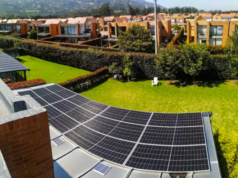 Cubierta curva con 40 paneles solares en una vivienda de un conjunto residencial